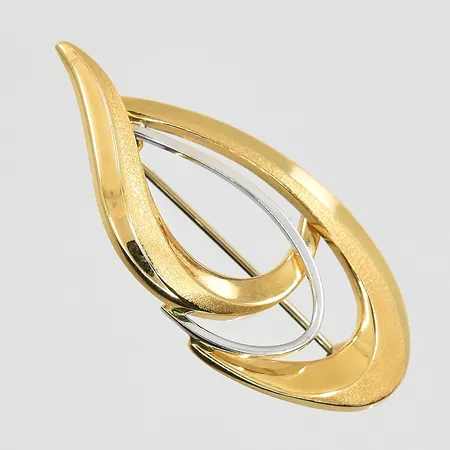 Brosch med matterad yta längd 17mm, bredd 38mm, gulguld/vitguld, 18K. Vikt: 3,3 g