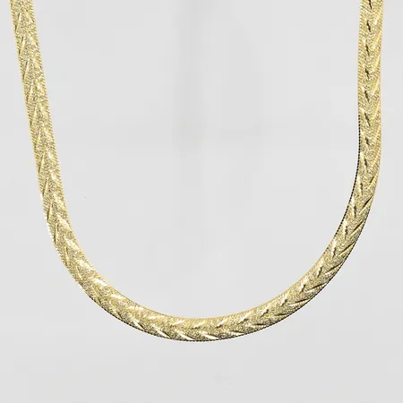 Collier med matterad yta halvstel modell längd 42cm, bredd 5mm, mindre klämskada på länk, 18K. Vikt: 13,2 g