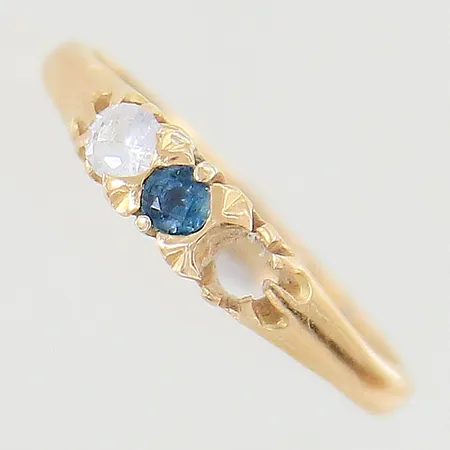 Ring med blå samt vit sten stl:17¾ bredd 2,2-4,1mm saknar sten nagg slitna klor 18K Vikt: 2,6 g