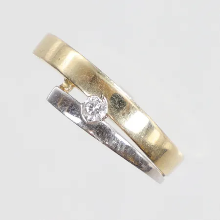 Ring tvåfärgad med vit sten stl:17¾ bredd 2-6mm 14K Vikt: 2,9 g