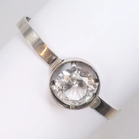 Armring med vit sten, Ø51mm, bredd 5-19mm, GK (Ge-Kå-Smyckek G Kaplan) år 1969, 830/1000 silver Vikt: 11,3 g