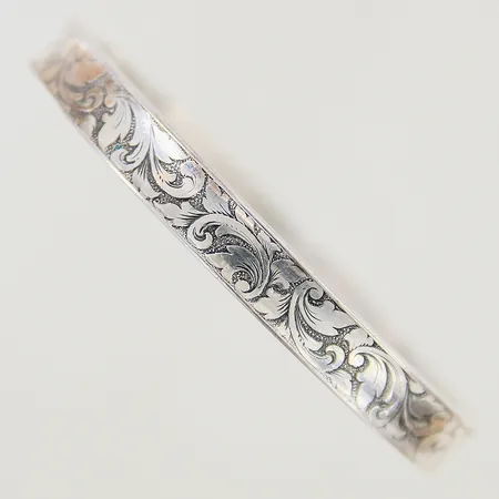 Armring med mönstrad dekor Ø60mm bredd 7,9mm öppningsbar modell silver 835/1000 Vikt: 18,4 g