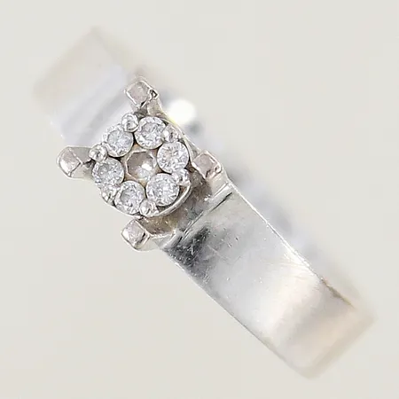 Ring med diamanter 0,11ctv enligt gravyr GHA stl:16½ bredd 4,5-5,9mm vitguld 18K Vikt: 7,9 g