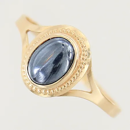 Ring med hematit stl:18 bredd 1,7-10,9mm något ojämn skena 18K Vikt: 1,5 g