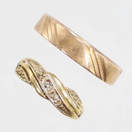 2st Ringar delvis gravyr, skevt 18K Vikt: 3,5 g