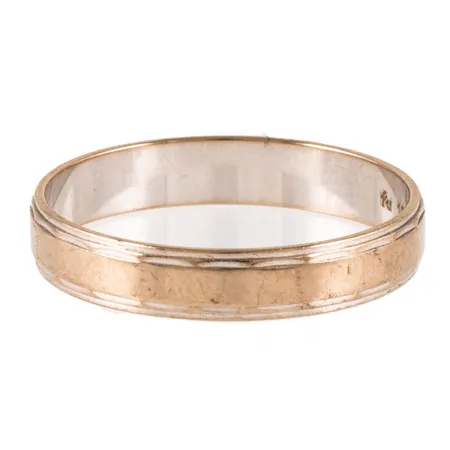 Ring mönstrad stl:20 bredd 4mm, namn- och datumgravyr, bortnött rodiumyta, vitguld 18K 3,1g.