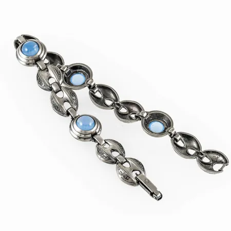 Armband med dimblå stenar (troligen glas) längd 18,5cm bredd 10,2-12mm, viklås, silver 13,8g. 