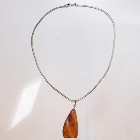 Halscollier med bärnsten, längd 46,5cm, bredd 2,5mm, 65x25mm på hänget inklusive öglan, 925/1000 silver Vikt: 31,1 g