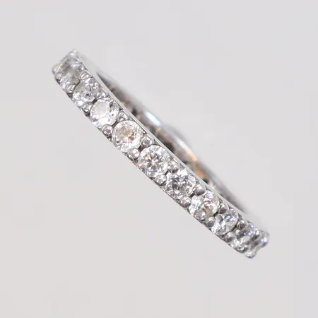 Ring med vita stenar, stl:17, bredd 3mm, 925/1000 silver Vikt: 3,2 g