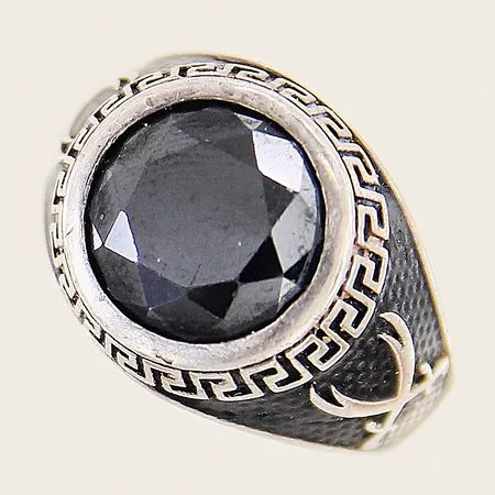 Ring med mönstrad dekor samt brun/svart sten stl:20½ bredd 3,6-16,5mm nagg, repig, silver 925/1000 Vikt: 8,7 g