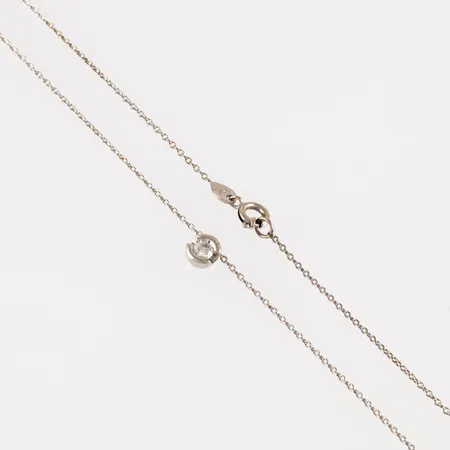 Collier Stjärnringen Dione med en briljantslipad diamant 0,15ct TW(F-G)/vs hängets mått 5,2x6mm, rund ankarkedja längd 48cm bredd 1mm, vitguld 18K 2,6g. Nypris ca 21.000:-
