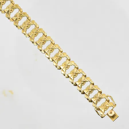 Armband halvstel modell längd 19cm, bredd 12mm, 18K. Vikt: 18,2 g
