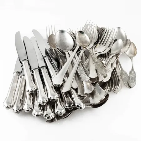 Chippendale silver: 12 bordsknivar med rostfritt blad bruttovikt: 666,0g. 12 bordsgafflar, 1 smörgåsgaffel, 2 stora skedar, 3 bordsskedar, 6 efterrättsskedar. Tornedal/Finnmyrten silver: 14 kaffeskedar, 8 bordsskedar. Total vikt exkl. knivar: 1310,0g. Defekter och ojämnheter.