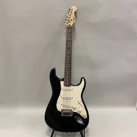 Elgitarr Squier Bullet Stratocaster by Fender, Indonesien, serienummer:ICS13082268, enstaka stötskada, bruksslitage, mjukt fodral, Vikt: 0 g Skickas med Bussgods eller PostNord