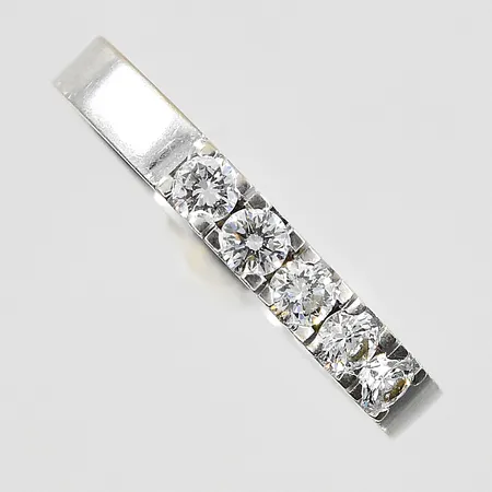 Ring med diamanter ca 0,40ctv stl:17, bredd 3mm, gravyr, vitguld, 18K. Vikt: 4,2 g