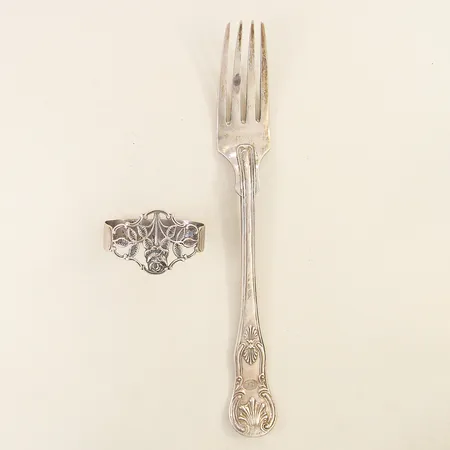 Diverse silverföremål skev gravyr silver 830/1000 Vikt: 90,8 g