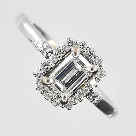 Ring med smaragdslipad diamant 0,70ct G/VS1 och briljantslipade diamanter 0,20ctv, lasergraverad rondist GIA 6431024190, stl:17, bredd 2-9mm, GIA certifikat från 2022 medföljer, gravyr, vitguld, 18K. Vikt: 3,9 g