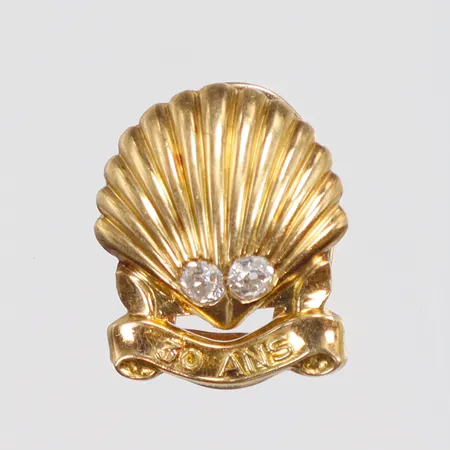 Kavajknapp Cartier "Shell 25 Ans" med diamanter 2xca0,04ct 12x15mm 18K Vikt: 2,3 g