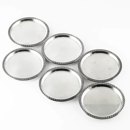 Glasunderlägg Ø76,5mm passar glasfötter som är max Ø60mm, stämplad T9 (1969), GAB (Guldsmedsaktiebolaget i Stockholm), sammetsklädd ask utan lock medföljer, silver 112,1g.