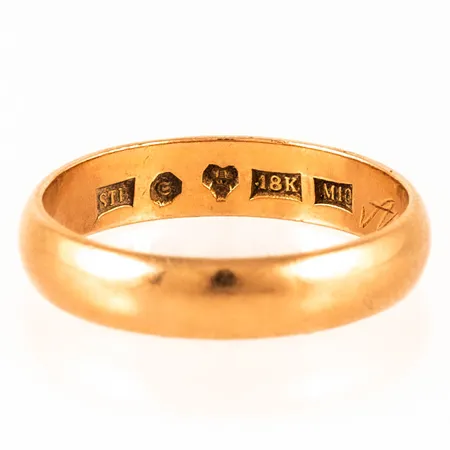 Ring slät stl:19½ bredd 4,4mm, något oval, gravyr, 18K 4,6g.