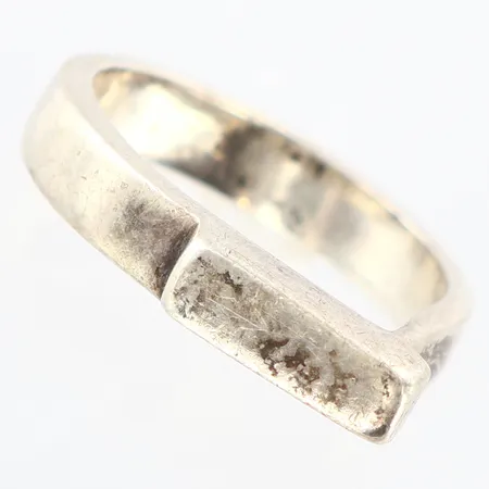 Ring stl:17  bredd 4mm, silver  Vikt: 4,7 g