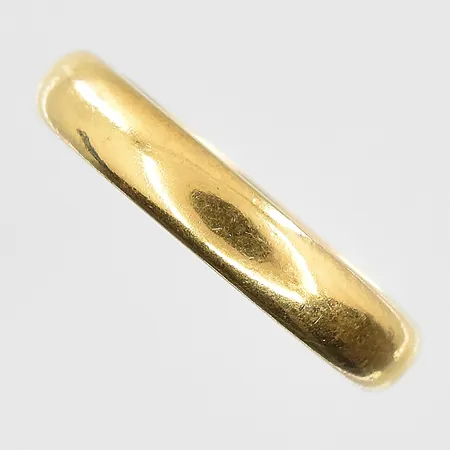 Ring stl:18¼ bredd 4mm, gravyr, 18K. Vikt: 5,5 g