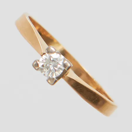 Enstensring med 1 diamant 0,18ct enligt gravyr, stl:18¼, bredd: 2-4,2mm, svenska stämplar, fattning i vitguld, 18K Vikt: 2,6 g