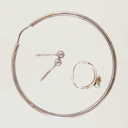 Diverse silversmycken udda/skeva silver 830/1000  Vikt: 2,7 g