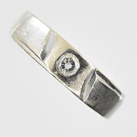 Ring med diamant 0,10ct stl:16½, bredd 4-5mm, vitguld, ostämplad, 18K. Vikt: 5,1 g