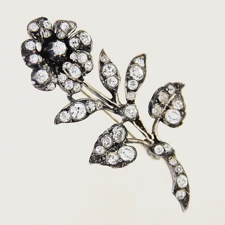 Brosch med vita stenar samt blomdekor 50x28mm silver 830/1000 Vikt: 8,2 g