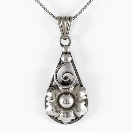 Hänge blomma 1950-tal bredd 17,2mm längd inkl ögla 42,3mm, SEH (Per Ericsson Stilsmycken, Helsingborg), kedja venezia längd 46cm bredd 1mm medföljer, silver 6,8g.  