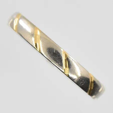 Ring stl:20¾ bredd 3mm, gravyr, vitguld/gulguld, 18K. Vikt: 4,5 g