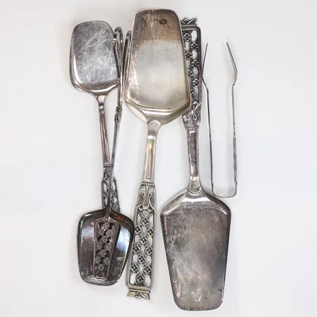 Diverse silver, 2 Tänger, 3 tårtspadar, 830/1000 silver Vikt: 176,8 g