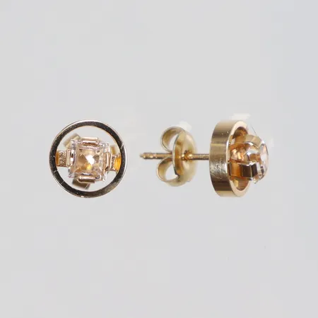 Ett par Örhängen med slipade vita stenar Ø8mm en stopper i gulmetall, Ceson, 18K Vikt: 2,6 g