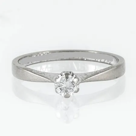 Ring med en 0,16ct briljantslipad diamant stl:16 bredd 1,7-4mm, nerslitna klor, gravyr, vitguld 18K 1,9g. 