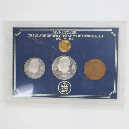 Myntkassett "Mynttyper Präglade under Gustaf V:s Regeringstid 1907-1950", mynt i guld 23K 4,8g samt två mynt i silver 925/1000 45,1g samt mynt i brons, obs plasten i kassetten med skador