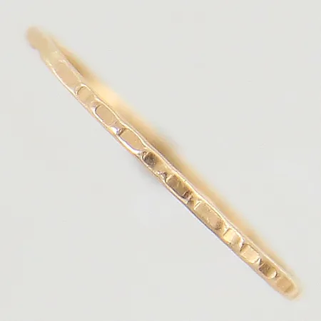 Ring med dekor stl:18 bredd 1mm 18K Vikt: 0,6 g