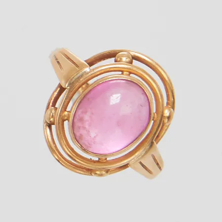 Ring med en syntetisk rosa safir, avklippt skena, 18K Vikt: 2,6 g