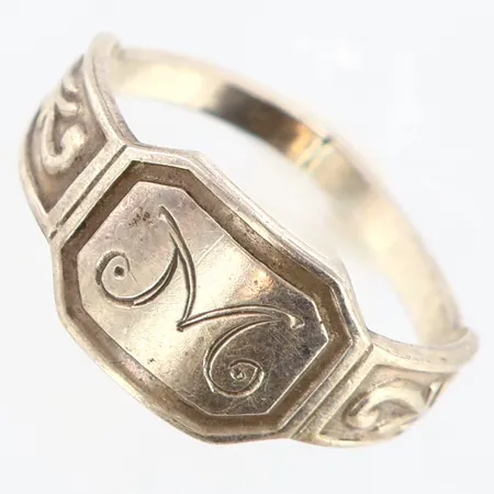 Ring bokstav M stl:17¾, bredd 2-10mm, avklippt, silver 830/1000 Vikt: 2,2 g