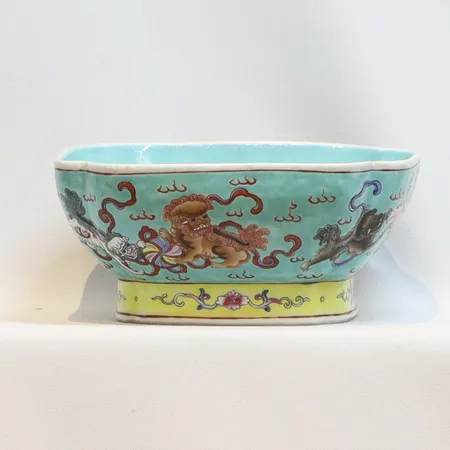 Skål med dekor av Fo-hundar i polykroma emaljfärger sen Qing-Dynasti, Qianlongs sigillmärke i rött men troligen sent 1800/tidigt 1900-tal, höjd 7 cm, 15x15cm, med litet nagg samt glayrbortfall