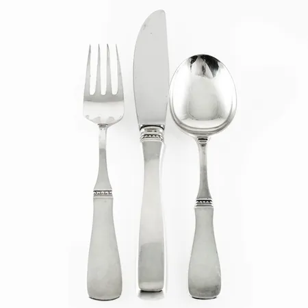 Uppsala silver: 7 bordsgafflar längd 168mm, 7 bordsknivar längd 207mm, 6 efterrättsskedar längd 155mm. Total vikt gafflar och skedar 445,3g. Bruttovikt knivar 468,1g. Bruksslitage.