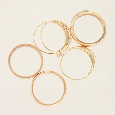 6 Ringar gravyr stenar skeva 18K Vikt: 19,1 g