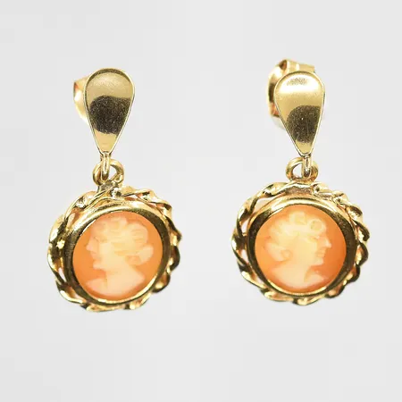 Örhängen med Kameer längd 22mm, bredd 11mm, 18K. Vikt: 2 g