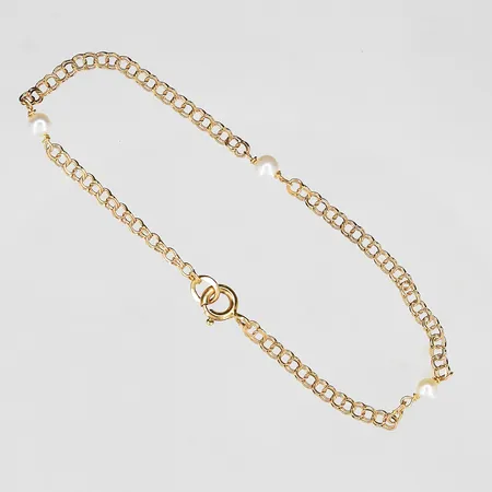 Armband Bismarck med syntetiska pärlor Ø4mm, längd 18½cm, bredd 3mm, 18K. Vikt: 2,2 g