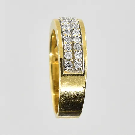 Ring med diamanter 0,50ctv GHA stl:17, bredd 4-6mm, 18K. Vikt: 6,4 g