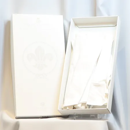 10st Bordstabletter Georg Jensen, "The Royal Anniversary and World Scout Centennial" linnedamast, från Georg Jensen Damask 47 x 34 cm Design HM Queen Silvia of Sweden och Diana Holstein, i kartong nyskick Skickas med postpaket.