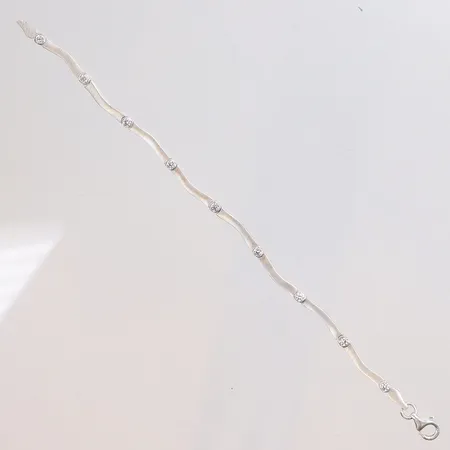 Armband med vita stenar, längd 18cm, bredd 3mm, 925/1000 silver Vikt: 10,5 g