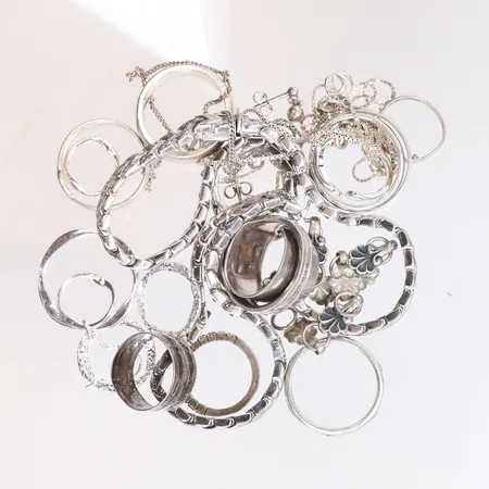 Diverse silver, delvis defekt, silver Vikt: 122,9 g