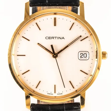 Herrur Certina guld 18K quartz Ø33,5mm datum, safirglas, svart läderband, gravyr, går ej - batteribyte krävs? Bruttovikt: 29,5g. 