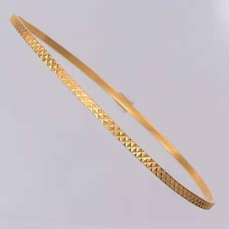 Armring Ø ca68mm bredd 2,4mm, skev, 21K Vikt: 8 g